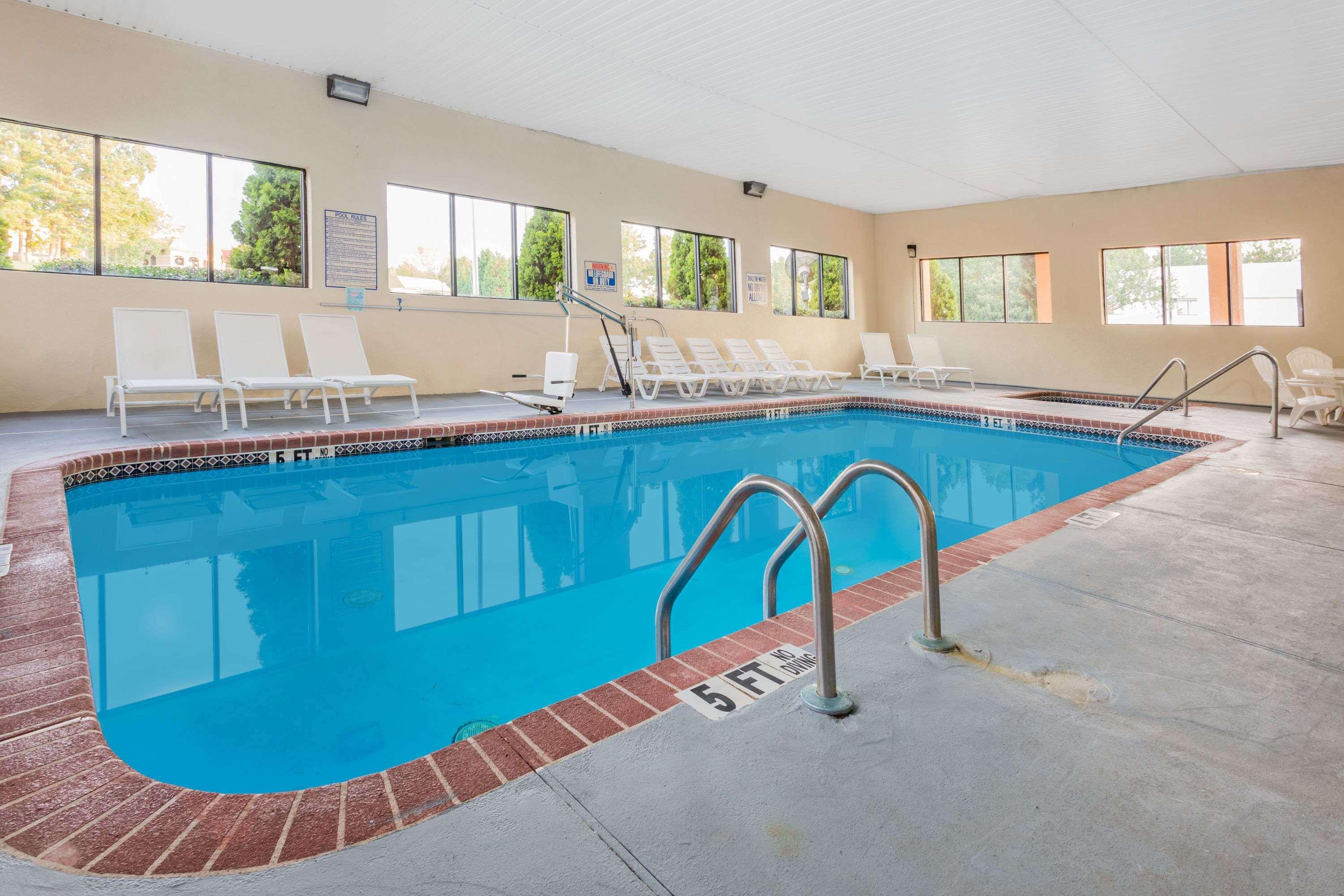 Days Inn & Suites By Wyndham Peachtree Corners Norcross Eksteriør bilde